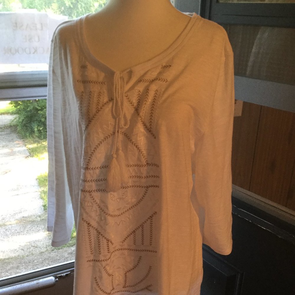 Alia  top with embroidery 3/4 sleeves measures 24 pit to pit size XL